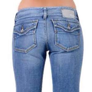 Diesel jeans som är nya & aldrig använda med lapp. Sjukt snygga men tyvärr små för mig. Mått i cm: midja rakt över 34 utan stretch, höft 44, midjehöjd 20, lår ca 23, innerben 90, ytterben 106,5, benöppning 18,5 