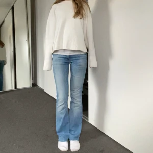 Jeans - Lågmidjade jeans från lee i ljusblå färg. Super fina till vår och sommar!! Inte kommit till någon användning på det senaste och skicket på jeansen är super. W25 passar flera storlekar då det är bra stretch . Pris diskuteras vid snabb affär