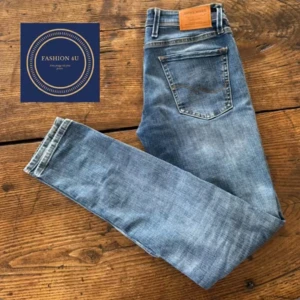 Jack & Jones Jeans  - Sjukt snygga Jack & Jones jeans i nyskick. Personen på bilden är cirka 170 och väger 50 kg. Kontakta oss för fler frågor eller funderingar.