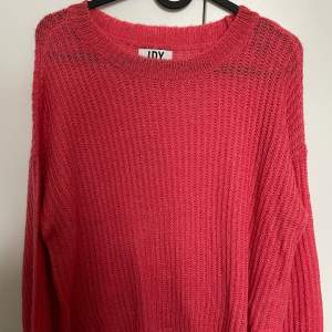 En stickad tröja som andvänds 1 gång och är i fint skick. Skulle själv säga att den är röd/rosa. Hör av er om ni har några frågor och innan köp❤️