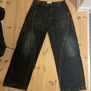 BDG Skater Jeans - Urban outfitters - BDG Skater Jeans från Urban outfitters  Storlek 32x34 Använda 1 gång, som nya  Är öppen för bud, skriv vid frågor!