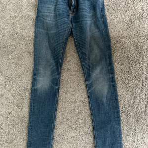 Ett par Nudie jeans storlek 29 32  bra skick! Sitter bra runt benen. Modellen är skinny lin