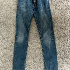Ett par Nudie jeans storlek 29 32  bra skick! Sitter bra runt benen. Modellen är skinny lin