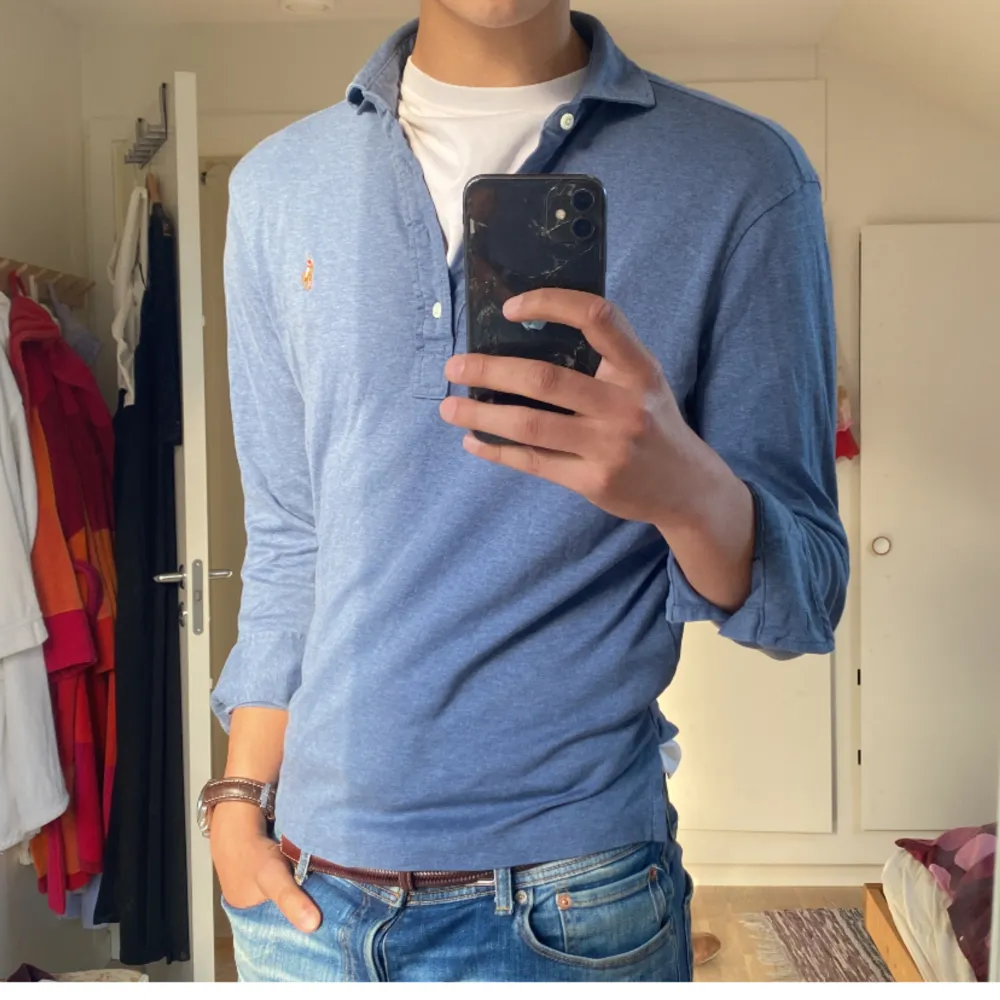 Hej, säljer nu en riktigt snygg långärmad pike från Ralph Lauren i bra skick, inga tecken på användning. Storleken är M men passar även S, 175-185👌. Kolla gärna in liknande annonser och följ för mer. Nypris på denna är ca 1300kr så först till kvarn🧙‍♀️. Skjortor.