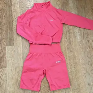 Tvådelat träningsset i rosa färg från icaniwill. Cykelbyxor längd på nederdelen och överdelen är cropped. Båda är i storlek S och det är som nytt. 