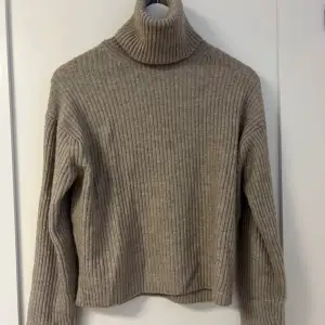 Beige stickad polotröja från H&M i strl xs. Använd fåtalet gånger och är i nyskick.