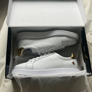 Ralph Laurent angeline skor  - Helt nya Ralph laurent skor som aldrig använts. Vita med guld detaljer köptes för 1395kr på Zalando. Säljer för fel storlek.