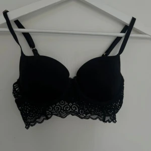 BH från Lindex - Fin bh med spetsdetaljer från Lindex. Använd fåtalet gånger så är i jättefint skick.
