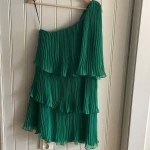 Grön Volang klänning zara - Så fin one shoulder klänning från zara, jätte lik den gula från zara❤️ pris är diskuterbart