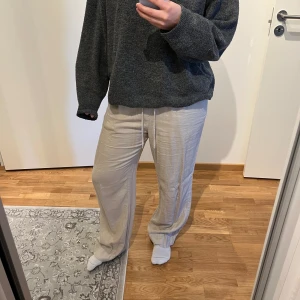 Linnebyxor från MQ - Linnebyxor från MQ, klippt av lappen inuti då den skaver men skulle gissa på en storlek 38! Absolut använda men inget fel på dem mer än att dem inte kommer till användning hos mig 🤍