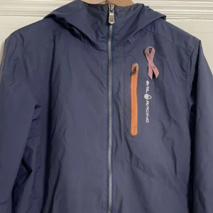 Sail racing Grinder Hood  - En sällsynt jacka som inte finns någonstans idag, verken i butiker eller på nätet. Modellen slutade tillverkas 2014 utöver de så är jackan i toppskick Fläckfri och 0skador  Strl: S Pris 2700kr