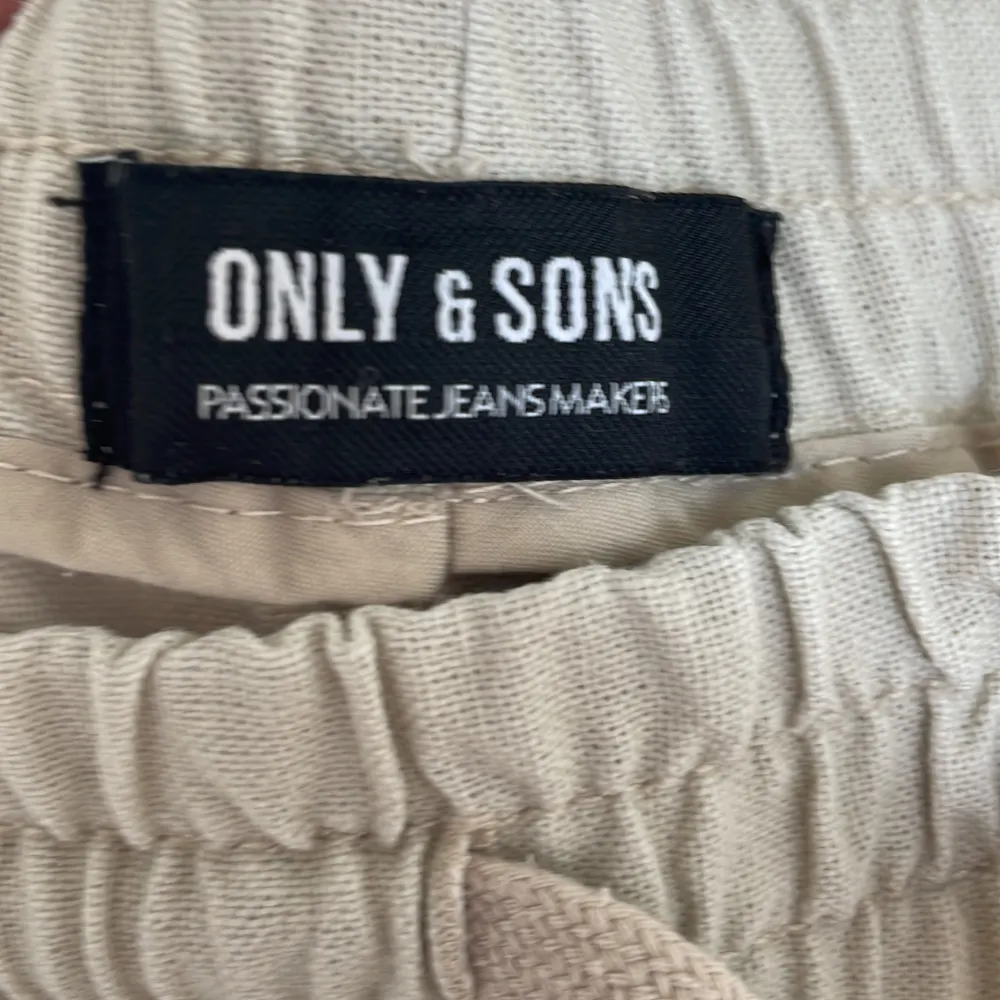 Säljer mina gamla linnebyxor från Only & Sons som är perfekt till sommarn, då de inte passar mig längre. Byxorna är i beiga och i storleken Xs. De är i bra skick utan några defekter, hör gärna av er vid frågor eller vid intresse.. Jeans & Byxor.