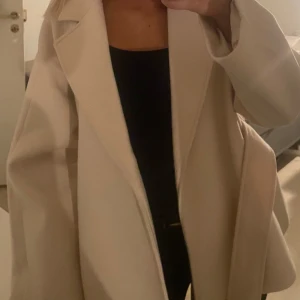 Beige kort kappa  - Säljer min beiga korta kappa från Gina Tricot! Säljes då den inte kommer till användning längre🩷 köpt i höstas men knappas använd!🩷hör av dig för fler bilder! 