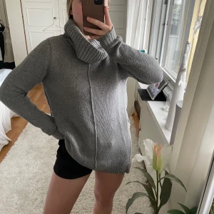 Stickad polotröja - Från Gina, superlång och härlig polokrage. 