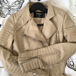 Missay Beige Skinnjacka - Aldrig använd crémefärgad skinnjacka köpt på Missay! Storlek XXS 