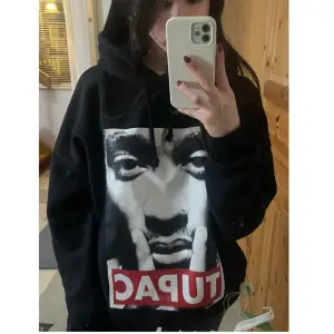Säljer min skitsnygga Tupac hoodie då jag har för många hoodies.. endast provat den, alltså är den i nyskick 🪩⭐️ köptes i polen 