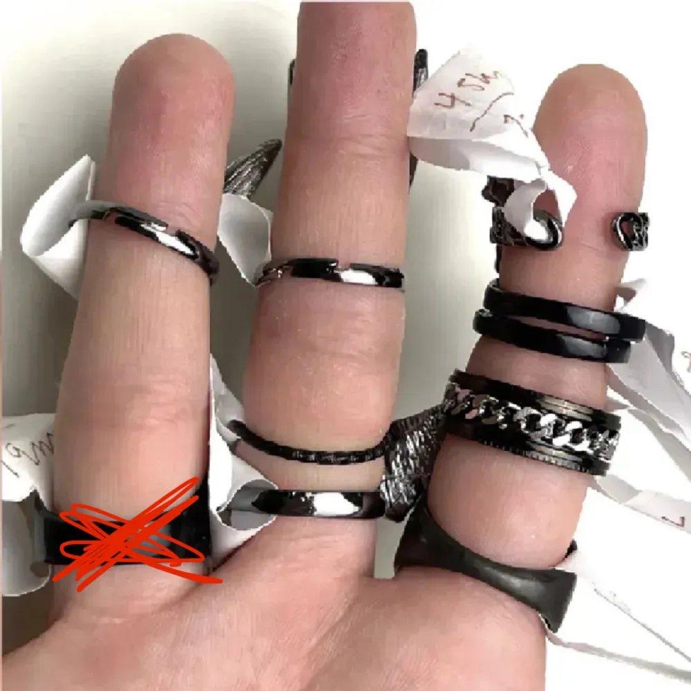 Säljer nu dessa super coola svarta ringarna! Helt nya, alltså inte använda! Frakt tillkommer 20kr❗️ Priserna och storlekarna ser ni på andra bilden! . Accessoarer.