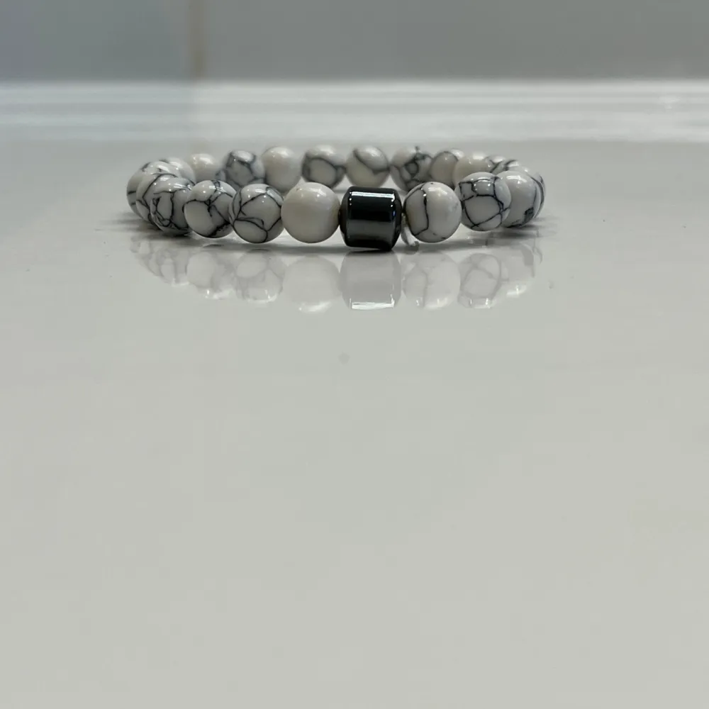 Detta armband heter white marble pearl och är av Sten, pärlorna är 8mm. Helt ny skick.  Vid intresse Hör gärna av er!!. Accessoarer.