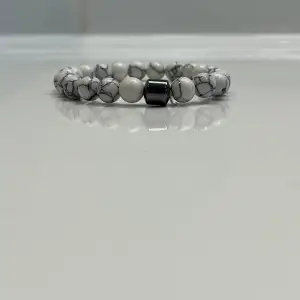 Detta armband heter white marble pearl och är av Sten, pärlorna är 8mm. Helt ny skick.  Vid intresse Hör gärna av er!!
