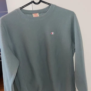 Champion Sweatshirt - Champion Sweatshirt i utmärkt skick (8/10), knappast använd. Retail 699. 