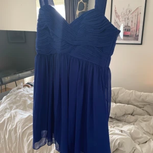 Balklänning  - Super söt och snygg klänning som passar perfekt till en bal💓 säljer då den är lite för stor för mig runt bysten. Storlek L men skulle sägas är mer en M, tryck gärna köp nu💓