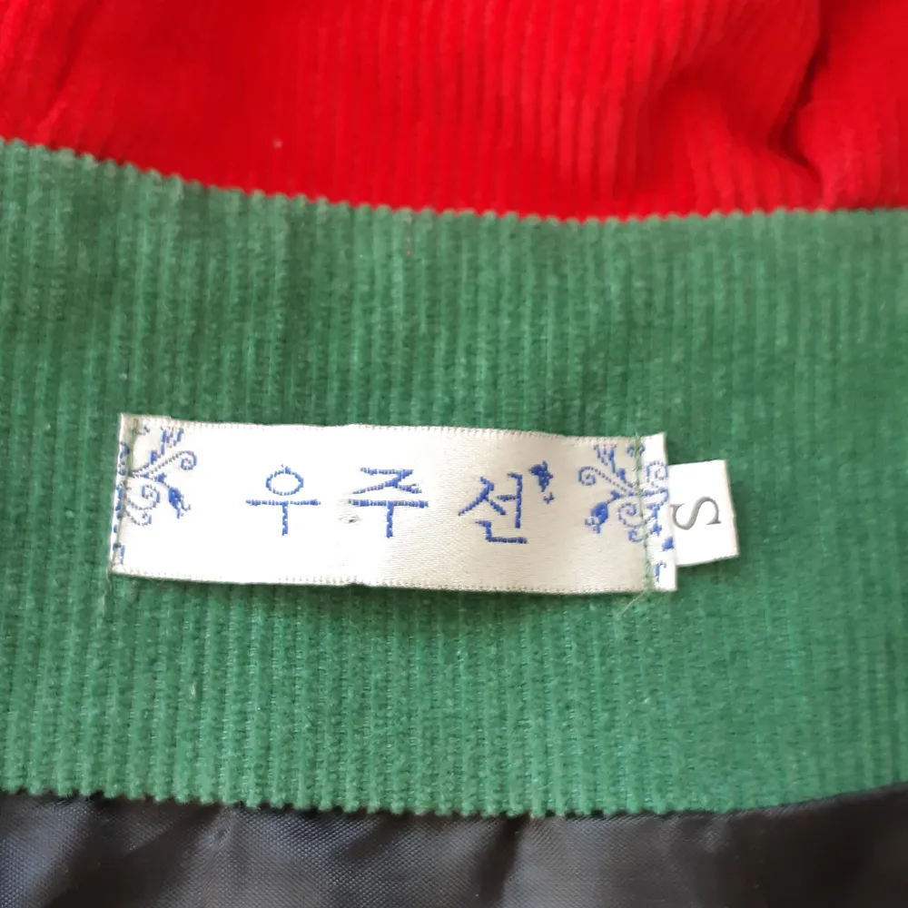 Cropped jacka i manchestertyg från koreansk märke. Passar bra till vpr och sommar då jackan är ganska tunn.  Säljer pga att jag inte använder den längre. Köparen står för frakt. Jackor.