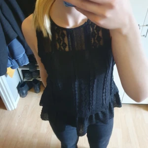 Blus/topp - Säljer denna blus/topp från Zara i storlek S. Säljs för 50kr+frakt