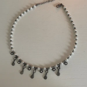 Vintage pärlhalsband 🕯️ - Jätte gulligt vitt pärlhalsband som jag hittade på en loppis förra sommarn! Jag använder inte riktigt halsband så det är därför jag säljer det. Sitter perfekt runt halsen, inte för långt och inte för kort🕯️, pris kan diskuteras ❤️