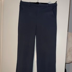 Grå/blåa kostymbyxor  - Grå - blåa kostymbyxor från VeroModa i stretchiga material! Super sköna 💙 högmidjade straight! Bra skick 