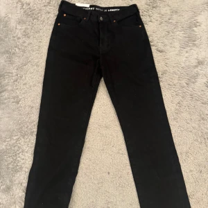 Low/mid waist jeans - Jättefina svarta jeans som är low/mid waist och baggy. De är helt oanvända eftersom de inte passar. Skriv gärna om du har några frågor💕
