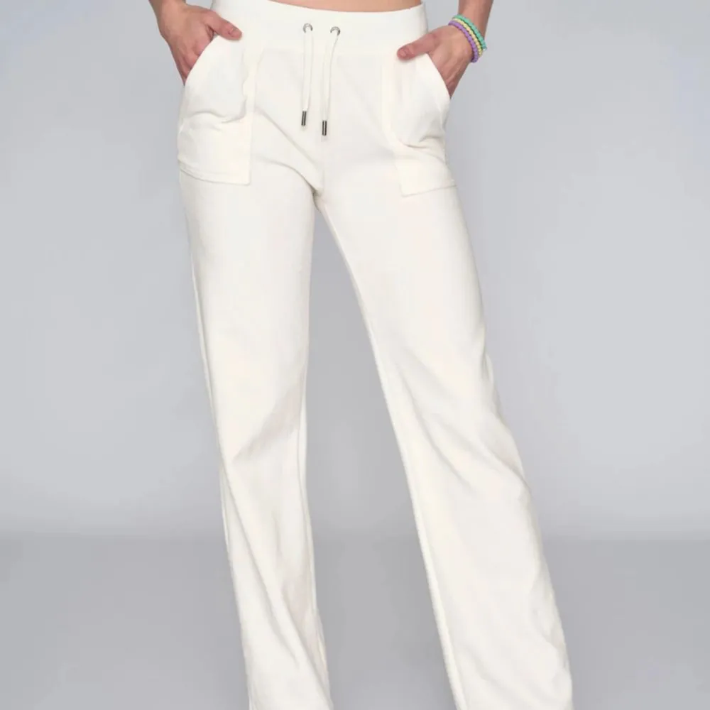 Säljer dessa supersnygga vita juicy byxor som inte kommer till användning.. Jeans & Byxor.