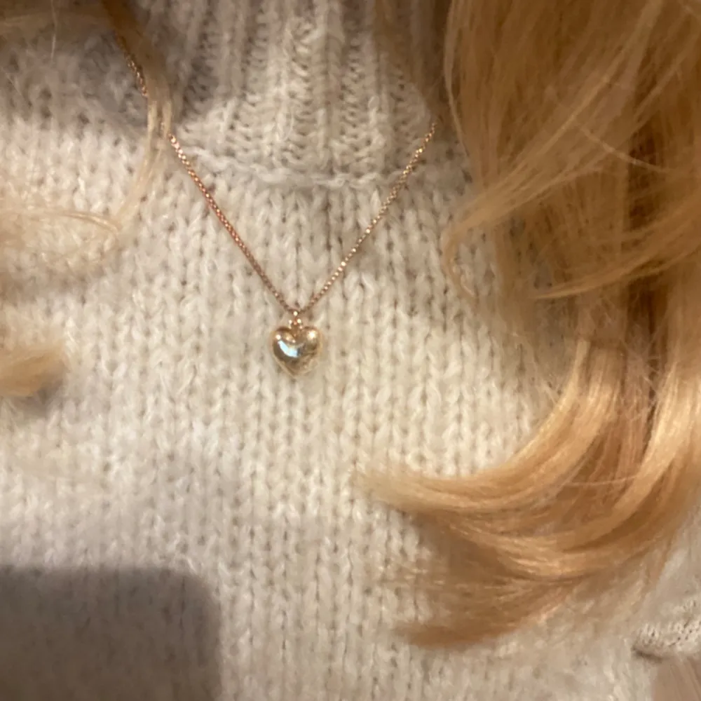 Super fint guld halsband från hm💗Super fint och väldigt likt de från Maria Nilsdotter🥰. Accessoarer.