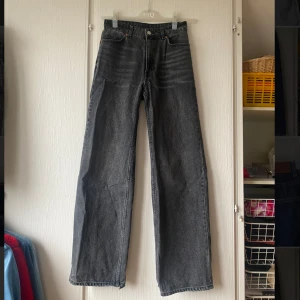 Stentvättade jeans - Jeans från Monki i storlek 25. Baksidan av nedre kanten är söndriga (se bild 5), går att till exempel klippa av och få en snygg kant.