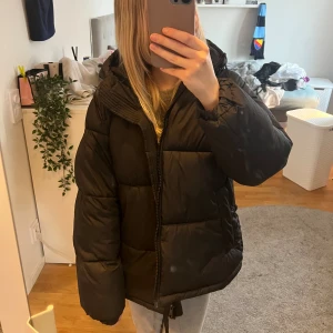 Puffer jacka - Puffer jacka från h&m i fint skick,säljer då den tyvär inte passar mig💕köpt av en tjej på plick i vintras
