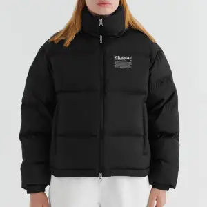 Puffer jacket från Axel Arigato. Så skön att ha vid kyligare väder! ❄️ Nypris: 4000 kr