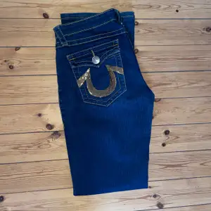 Flare true religion jeans med guldpaljetter på fickorna. Storlek W31 L34. 🌟