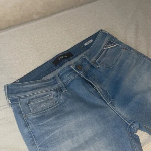 Replay jeans - Feta Skim fit replay jeans i modellen new luz🤩. Jeansen är nästan aldrig använda och har en mycket fin fade🔥Nypris-1200 Mitt pris-350💯. Jeansen är tjejmodell men funkar rikigt snyggt som slim fit jeans👖. Kom privat för mer frågor eller funderingar!! 