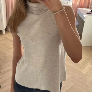 beige tröja Zara - säljer min beiga tröja från zara, då den inte kommer till användning längre. nypris 230 men säljer för 200 💓💓 (lånade bilder) men kan skicka egna 