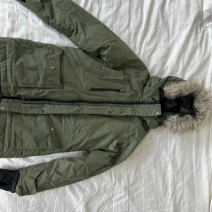 vinterjacka från everest🥰 - säljer min gröna vinterjacka från everest som aldrig används🥰  OBS!! finns en innerficka som ej visas på bilden❤️ kontakta vid frågor!!