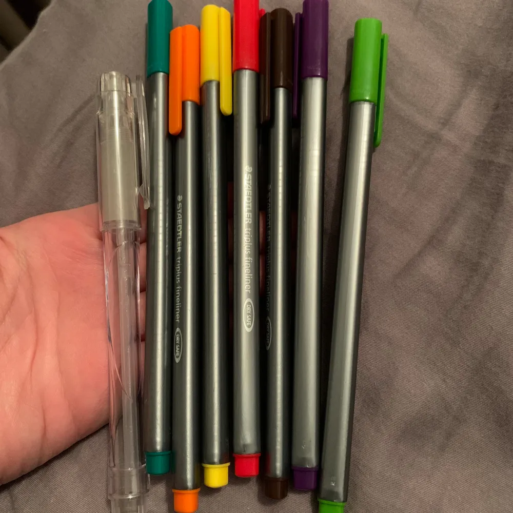 Några pennor.   Det är:  1 mörk grön  1 ljus grön  1 brun  1 gul  1 orange  1 lila  1 röd  och 1 silver . Övrigt.