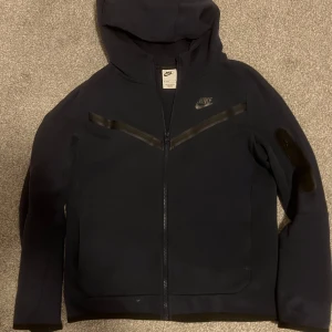 Nike tech tröja - Storlek 158 Bra skick  Pris kan diskuteras  Köptes för 1400kr