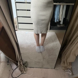 Midikjol - Har slits i båda sidorna 