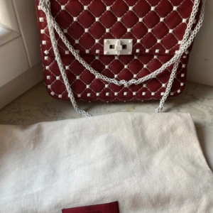 Valentino Rockstud Bag (class is model) - 23x16x10 (mått i cm) jätte bra ”condution” i princip inget slut förutom lite på insidan (kan skicka bilder på det lila slitaget). den klassiska valentino väskan som matchar till allt! originalprid 26500kr.
