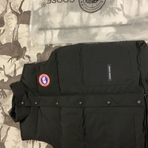 Canada goose  - Säljer nu min (äkta) canada gose väst, Köpt för ungefär ett år sen på NK när jag var där med min familj för 6500kr Säljer för att jag inte har denna stil längre så är använd två gånger, Finns såklart äktighetsbevis och tags/påse 
