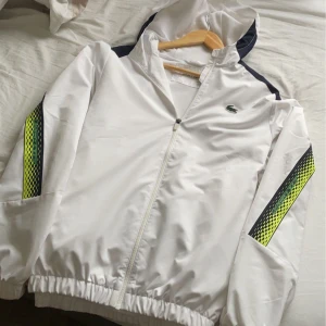Lacoste jacka  - Storlek M Helt ny