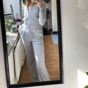 Juicy couture - Juicy couture byxor gråa fint skick. Nypris 1199kr