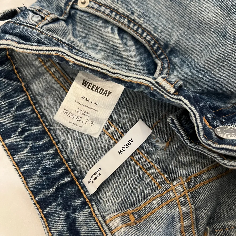 Fina Lågmidjade jeans från weekday i modellen arrow low straight jeans. Knappt använda i storlek W24 L32💛💛. Jeans & Byxor.