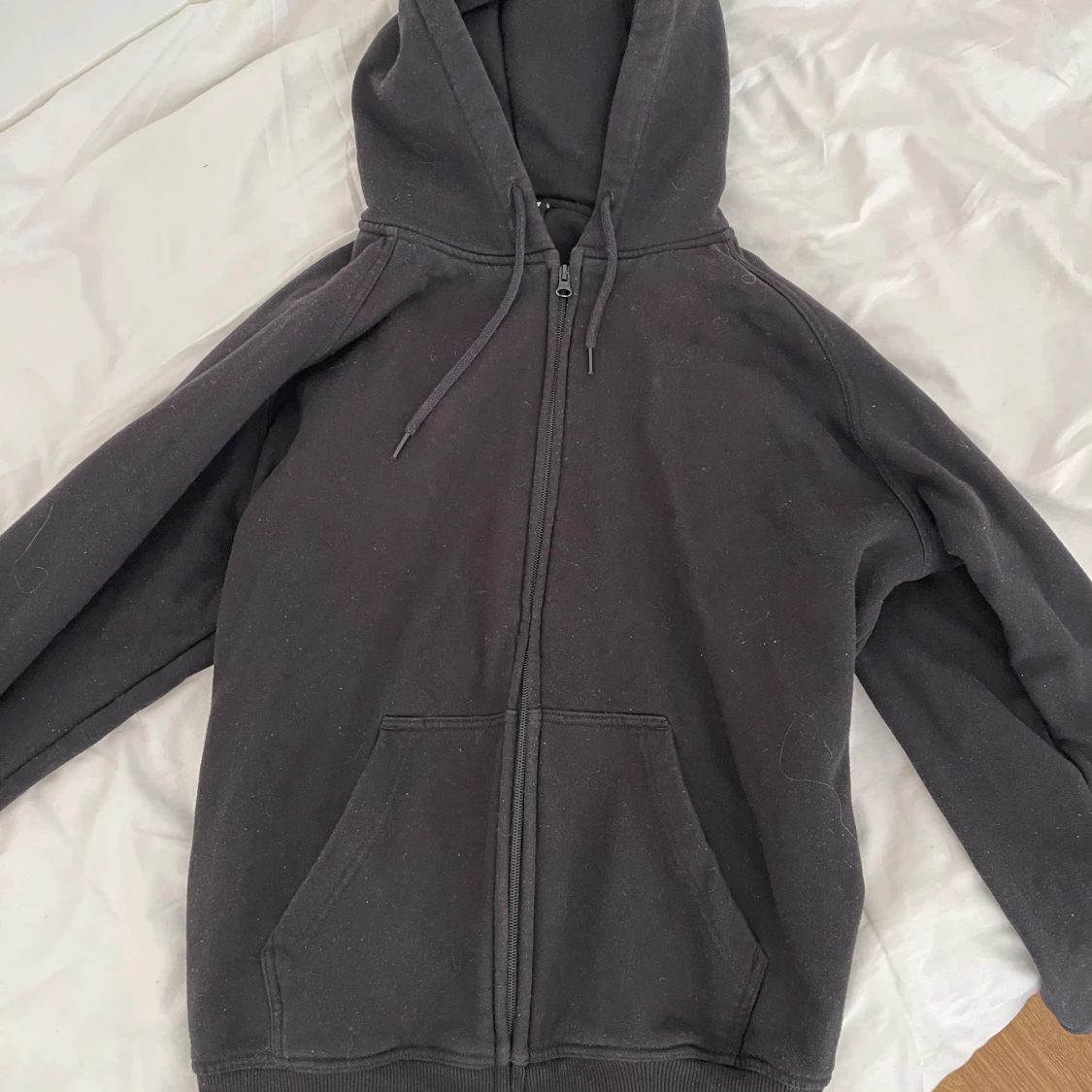 Svart zip up hoodie