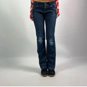 Lågmidjade jeans  - Säljer dessa jeans (lånade bilder) köpta för 600 kr. Säljer de för 350 kr! Hör av er vid frågor! Använd gärna köp nu!❤️ kram! Frakt ingår ej i priset  