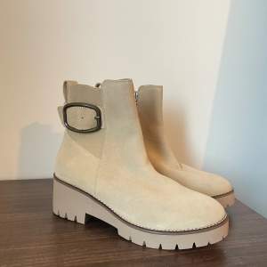 Jättefina nya suede boots som bl.a. tål vatten! Säljer pga att det inte är min stil så de kommer aldrig till användning! 🫶🏼